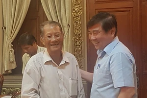 Ông Nguyễn Thanh Giảng (trái) vui mừng trước quyết định giải quyết nhanh vụ khiếu nại của Chủ tịch UBND TPHCM Nguyễn Thành Phong