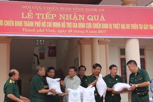 Đại diện Công ty TNHH MTV Cựu chiến binh TPHCM trao gạo cho Hội Cựu chiến binh các địa phương tỉnh Nghệ An