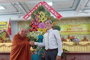 Đại diện Ban Tôn giáo TPHCM tặng hoa chúc mừng hội nghị
