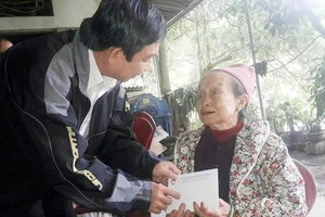 Phó Chủ tịch Ủy ban MTTQ Việt Nam TPHCM Đỗ Trung Tính trao tiền hỗ trợ bà Nguyễn Thị Hường ở tỉnh Hòa Bình có người thân bị lũ cuốn trôi