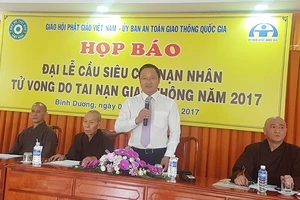 Phó Chủ tịch chuyên trách Ủy ban an toàn giao thông quốc gia Khuất Việt Hùng tại buổi họp báo