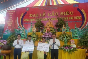 Đại diện Ủy ban Trung ương MTTQ Việt Nam và Ủy ban ATGTQG trao tặng tiền xây dựng nhà tình thương cho 2 gia đình có người thân tử nạn do TNGT