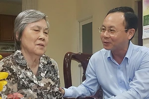 Đồng chí Nguyễn Văn Hiếu ân cần thăm hỏi sức khỏe Nhà giáo Nhân dân Vũ Thị Oanh Cơ