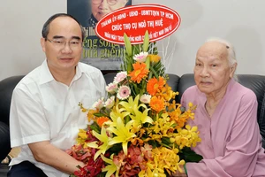 Bí thư Thành uỷ TPHCM Nguyễn Thiện Nhân tặng hoa chúc thọ cụ Ngô Thị Huệ. Ảnh: VIỆT DŨNG