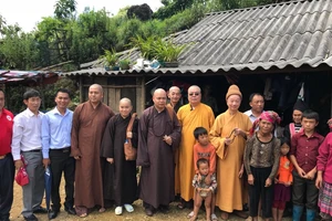  Đoàn đến thăm hỏi một hộ dân ở huyện Mường Tè (tỉnh Lai Châu)