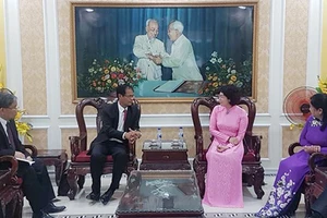 Bà Tô Thị Bích Châu - Chủ tịch Ủy ban MTTQ Việt Nam TPHCM thân mật tiếp đoàn