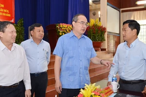 Bí thư Thành ủy TPHCM Nguyễn Thiện Nhân trao đổi cùng lãnh đạo huyện Củ Chi. Ảnh: VIỆT DŨNG