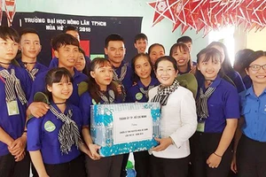 Lãnh đạo TPHCM thăm chiến sĩ tình nguyện Mùa hè xanh tại Gia Lai