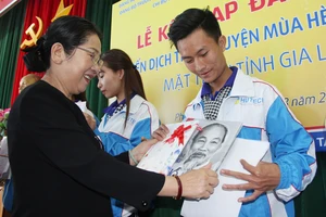 Đồng chí Võ Thị Dung tặng quà chúc mừng các đảng viên mới