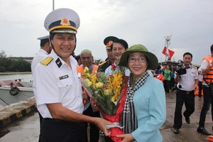 Bàn giao Nhà CLB Thủy thủ Vùng 5 Hải quân do TPHCM xây tặng 