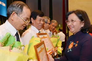 Phó Bí thư Thành uỷ TPHCM Võ Thị Dung tặng giấy khen cho các cá nhân có nhiều đóng góp tích cực cho công tác chính sách, truyền thống khối Tuyên huấn Sài Gòn - Gia Định. Ảnh: VIỆT DŨNG 