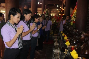 Đoàn cán bộ tuyên giáo, báo chí TPHCM viếng mộ cố Tổng Bí thư Trần Phú