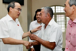 Bí thư Thành ủy TPHCM Nguyễn Thiện Nhân tiếp xúc cử tri huyện Củ Chi. Ảnh: VIỆT DŨNG