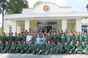  Đoàn lãnh đạo TPHCM thăm, động viên chiến sĩ mới tại Tây Ninh 