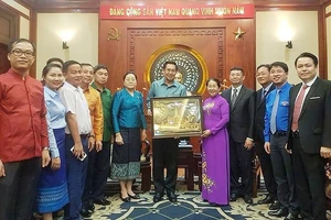 Đoàn đại biểu Đoàn Thanh niên Nhân dân Cách mạng Lào thăm TPHCM