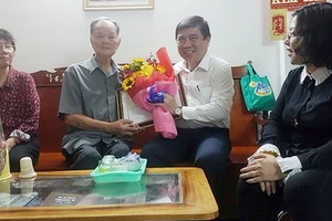 Chủ tịch UBND TPHCM Nguyễn Thành Phong thăm hỏi sức khỏe cụ Quách Văn Sinh