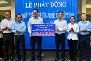 Phó Bí thư Thường trực Thành uỷ TPHCM Trần Lưu Quang trao tặng quỹ "Vì biển đảo quê hương - Vì tuyến đầu Tổ quốc"