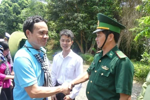 Đoàn đại biểu TPHCM thăm cán bộ, chiến sĩ các lực lượng trên đảo Hòn Khoai