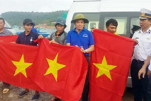 Đồng chí Trần Lưu Quang tặng cờ Tổ quốc cho ngư dân xã đảo Thổ Châu, huyện Phú Quốc, tỉnh Kiên Giang