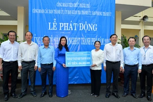 Phó Bí thư Thành ủy TPHCM Võ Thị Dung cùng các đồng chí lãnh đạo TP trao ủng hộ Quỹ "Vì người nghèo". Ảnh: VIỆT DŨNG