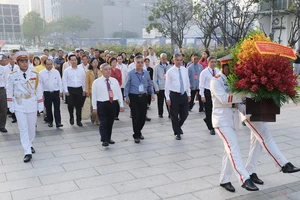 Đoàn đại biểu các dân tộc thiểu số TPHCM dâng hoa Chủ tịch Hồ Chí Minh
