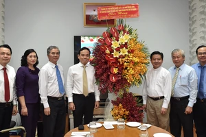  Phó Bí thư Thường trực Thành ủy TPHCM Trần Lưu Quang cùng các đồng chí lãnh đạo TPHCM thăm và chúc mừng Văn phòng Hội đồng Giám mục Việt Nam. Ảnh: VIỆT DŨNG