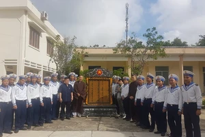 Đại diện Lữ đoàn 146 Trường Sa tiếp nhận bia tưởng niệm 64 liệt sĩ Gạc Ma