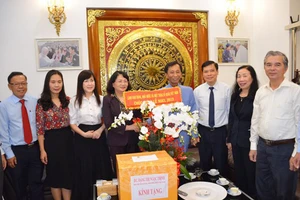  Phó Chủ tịch nước Đặng Thị Ngọc Thịnh chúc mừng Giáng sinh Hiệp sĩ Đại Thánh giá Lê Đức Thịnh