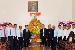 Phó Bí thư Thường trực Thành ủy TPHCM Trần Lưu Quang đến thăm và tặng hoa chúc mừng Tòa Tổng Giám mục giáo phận TPHCM, Tổng Giám mục Giuse Nguyễn Năng. Ảnh: NGUYỄN NHÂN