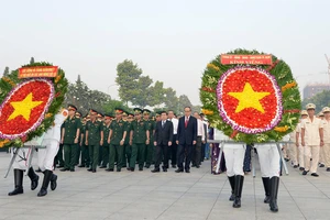 Lãnh đạo TPHCM dâng hương, dâng hoa Chủ tịch Hồ Chí Minh và các anh hùng, liệt sĩ. Ảnh: NGUYỄN NHÂN