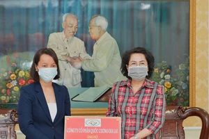 Bà Tô Thị Bích Châu (phải) tiếp nhận tượng trưng số tiền mặt 1 tỷ đồng từ đại diện Công ty Cổ phần Quốc Cường Gia Lai. Ảnh: VIỆT DŨNG