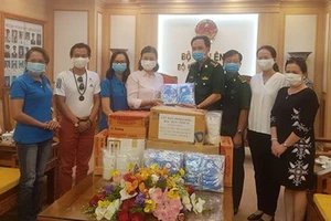 Đại diện Báo Sài Gòn Giải Phóng và các doanh nghiệp, cá nhân trao tặng trang thiết bị y tế, hàng hóa thiết yếu đến Cơ quan Thường trực Bộ Tư lệnh Bộ đội Biên phòng (phía Nam)
