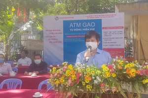 Chủ tịch Hội Nhà báo TPHCM Trần Trọng Dũng phát biểu tại điểm phát gạo phường 27 (quận Bình Thạnh)