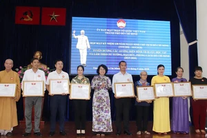 Chủ tịch Ủy ban MTTQ Việt Nam TPHCM Tô Thị Bích Châu tặng bằng khen cho các tập thể, cá nhân tiêu biểu học tập và làm theo tư tưởng, đạo đức, phong cách Hồ Chí Minh 2 năm 2019 - 2020