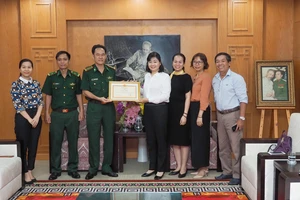 Đại diện lãnh đạo Bộ Tư lệnh Bộ đội Biên phòng trao tặng bằng khen cho Báo SGGP