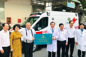 Đại diện lãnh đạo Bệnh viện Nhân Dân 115 tiếp nhận xe cứu thương do Công ty CP Địa ốc Phú Long trao tặng