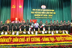 Chủ tịch UBND TPHCM Nguyễn Thành Phong tặng hoa chúc mừng Ban Chấp hành Đảng bộ Quân sự TPHCM lần XII và các đại biểu sẽ tham dự Đại hội Đại biểu Đảng bộ TPHCM lần thứ XI