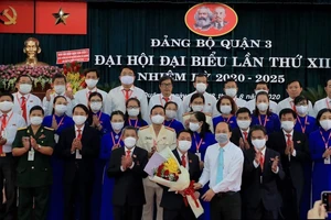 Đồng chí Nguyễn Hồ Hải, Ủy viên Thường vụ, Trưởng Ban Tổ chức Thành ủy TPHCM tặng hoa chúc mừng Ban Chấp hành Đảng bộ quận 3 (nhiệm kỳ 2020-2025)
