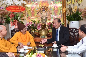 Phó Thủ tướng Thường trực Chính phủ Trương Hoà Bình thăm Hòa Thượng Thích Đức Nghiệp, Phó Pháp chủ Hội Đồng Chứng minh GHPGVN. Ảnh: VIỆT DŨNG
