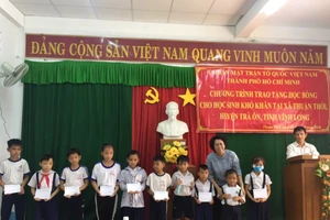 Chủ tịch Ủy ban MTTQ Việt Nam TPHCM Tô Thị Bích Châu tặng học bổng các em học sinh bậc tiểu học, gia đình hộ nghèo