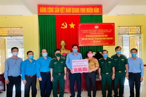 TPHCM thăm, tặng quà lực lượng biên phòng tỉnh Long An tham gia phòng chống dịch Covid-19