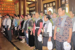 Đoàn đại biểu già làng, trưởng bản tiêu biểu các tỉnh biên giới phía Bắc dâng hương đền Bến Dược 