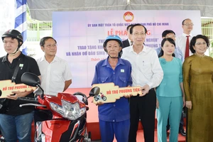  Phó Chủ tịch Thường trực UBND TPHCM Lê Thanh Liêm và Chủ tịch Ủy ban MTTQ Việt Nam TPHCM Tô Thị Bích Châu tặng xe máy cho người nghèo tại Tháng cao điểm "Vì người nghèo", sáng 8-10-2020. Ảnh: VIỆT DŨNG