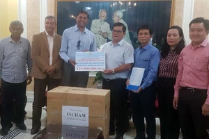 Đại diện Hiệp hội Doanh nghiệp Ấn Độ tại Việt Nam trao bảng tượng trưng số tiền hỗ trợ các tỉnh miền Trung