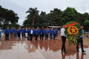 Đoàn cán bộ dân vận tiêu biểu TPHCM dâng hương tại Nghĩa trang liệt sĩ Đắk Lắk 