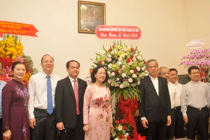Đoàn lãnh đạo Trung ương và TPHCM đến thăm, chúc Giáng sinh tại Tòa Tổng giám mục TP. Ảnh: CAO THĂNG