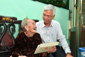 Phó Chủ tịch UBND TPHCM Võ Văn Hoan tặng quà Mẹ Việt Nam anh hùng Lê Thị Hồ ở Nhà Bè. Ảnh: VIỆT DŨNG
