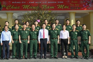 Đoàn lãnh đạo TPHCM thăm, chúc tết các đơn vị quân đội