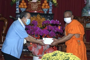 Phó Thủ tướng Thường trực Trương Hòa Bình thăm, chúc tết đồng bào Phật tử Nam tông Khmer