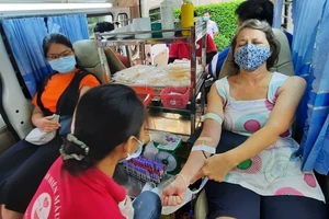 Người nước ngoài tham gia hiến máu 